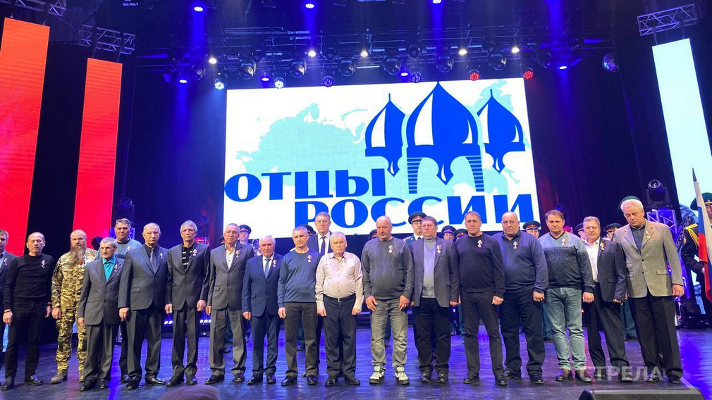 Александр Богомаз вручил брянцам медали «Отец солдата»