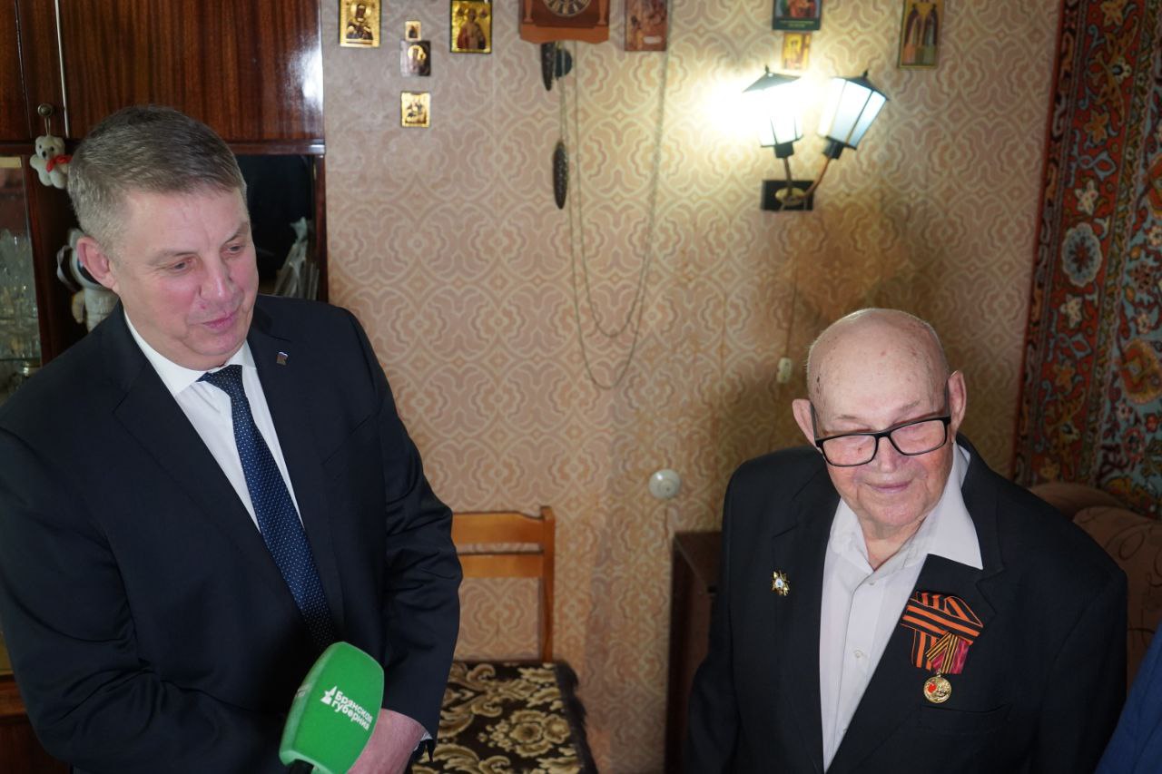 Губернатор вручил юбилейную медаль к  80-летию  Победы в Великой Отечественной войне Николаю Кирюхину