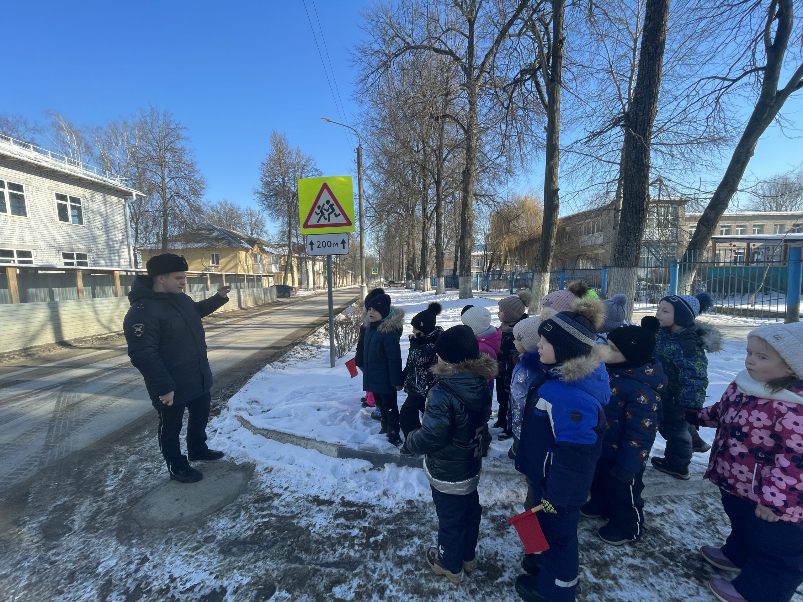Дятьковский инспектор ГИБДД провел в детском саду «Колокольчик» беседу и практические занятия по безопасности ПДД