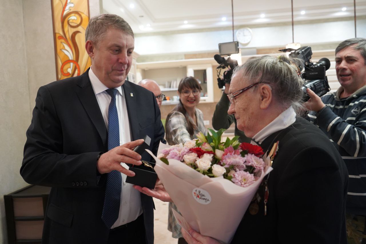 Губернатор Брянской области вручил медаль «80 лет Победы» Заслуженному мастеру спорта СССР Людмиле Самотесовой