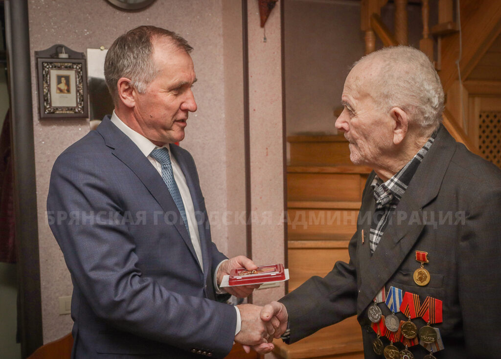 Глава Брянской городской администрации поздравил ветерана с 98-летием