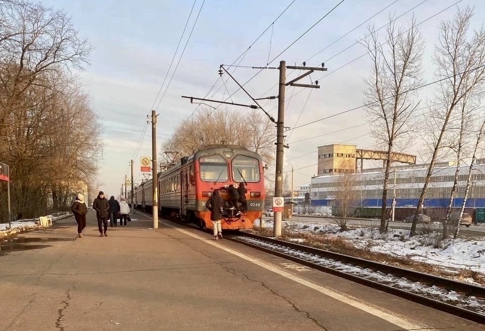 Транспортной полицией Брянска установлены личности двух-подростков-зацеперов, катающихся на электричках