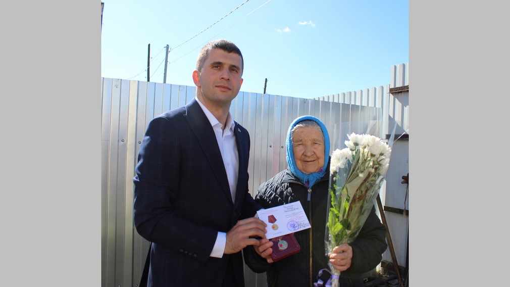 Нине Чинных из Карачевского района вручили медаль в честь 80-летия Победы