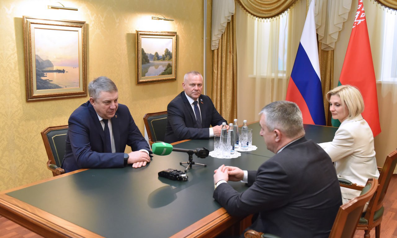 Губернатор Брянской области провел встречу с делегацией из Гомельской области