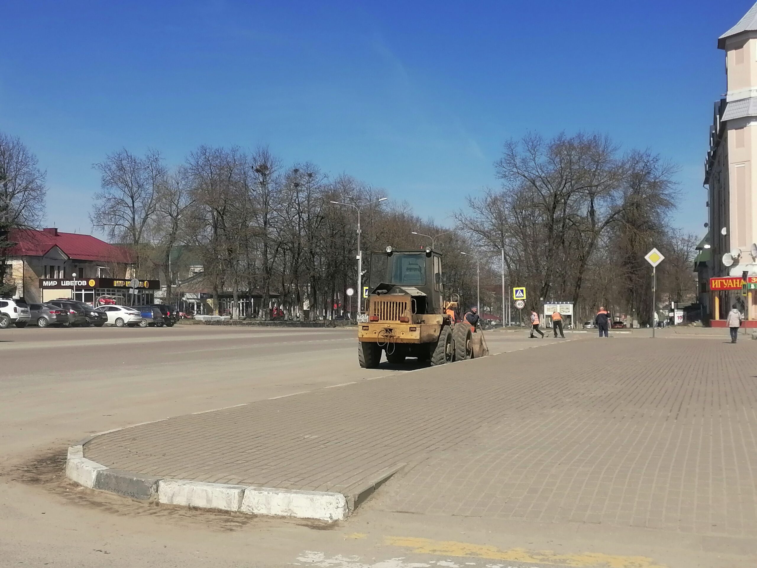 В городе Дятьково дорожные службы приступили к уборе песка на дорогах, тротуарах и площадях
