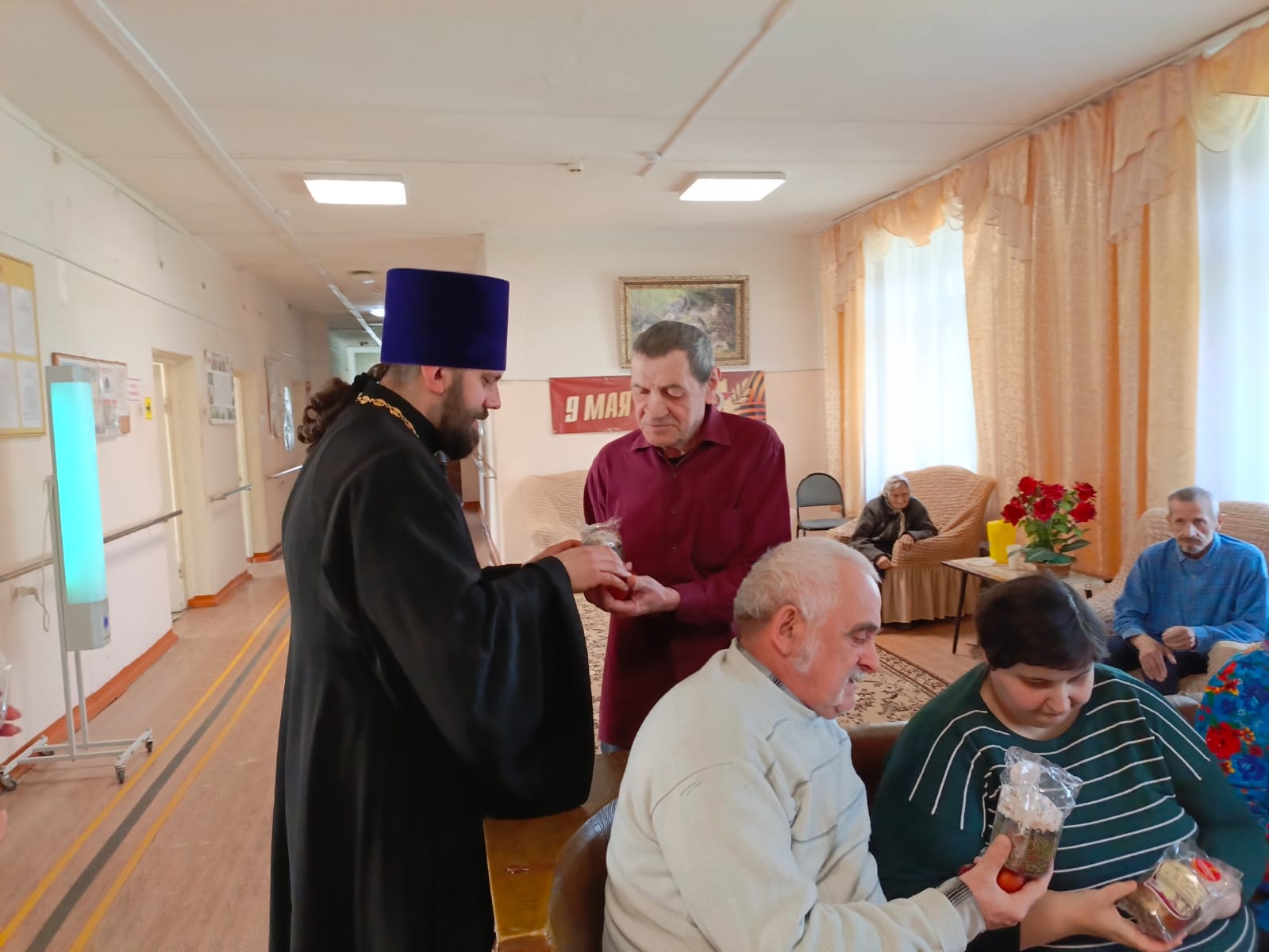 В поселке Бытошь иерей Владимир Тартачный поздравил пожилых обитателей Дома-интрената с Пасхой