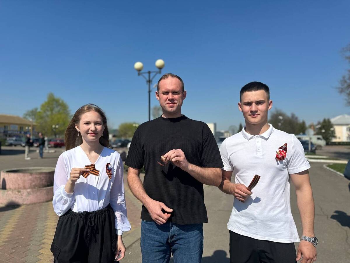 Георгиевская ленточка шагает по просторам Брянской области, в Комаричах  вручают ленточки людям на улицах