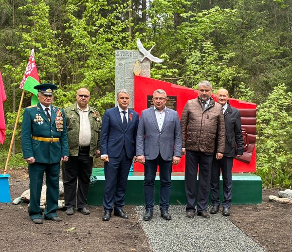Под Брянском, на Поляне журналистов, патриоты установили памятник