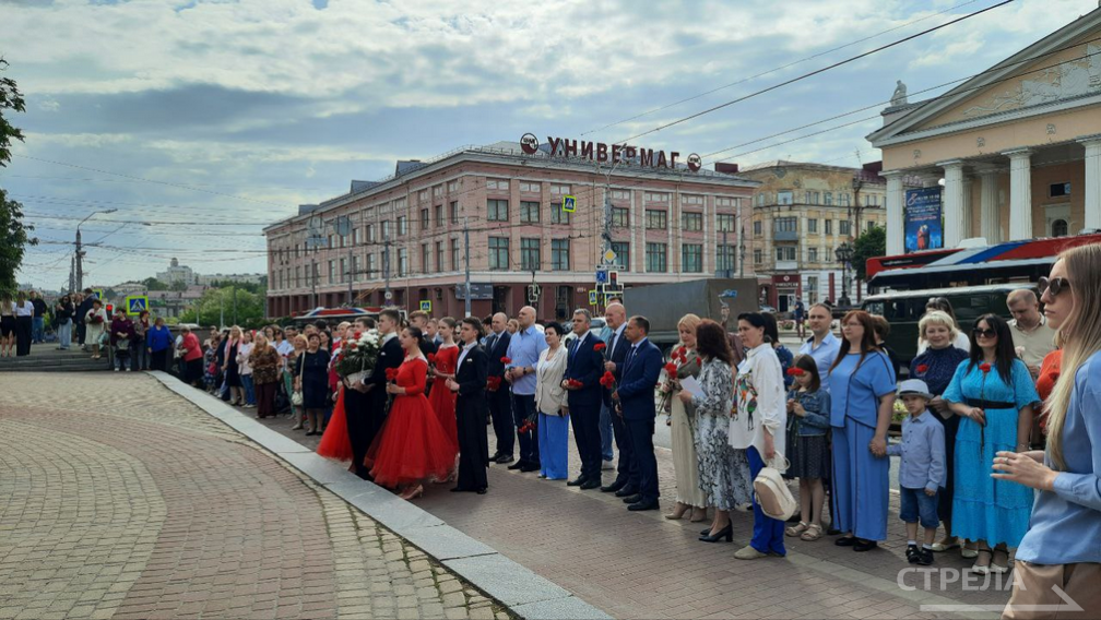 В Брянске состоялась торжественная церемония возложения цветов к памятнику Ф. И. Тютчеву