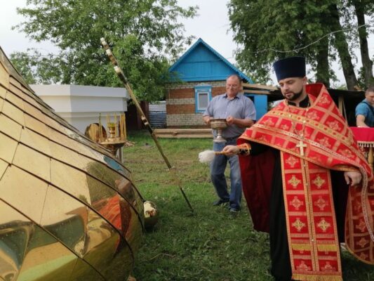 В селе Медведово Клинцовского района Брянской области состоялось важное событие – на храме Троицы Живоначальной в Горчаках установлены новый купол и крест