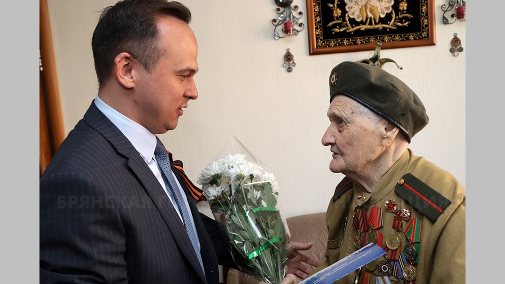 В Советском районе города Брянска с наступающим 80-летием Победы в Великой Отечественной войне поздравили ветерана Палину Сергееву