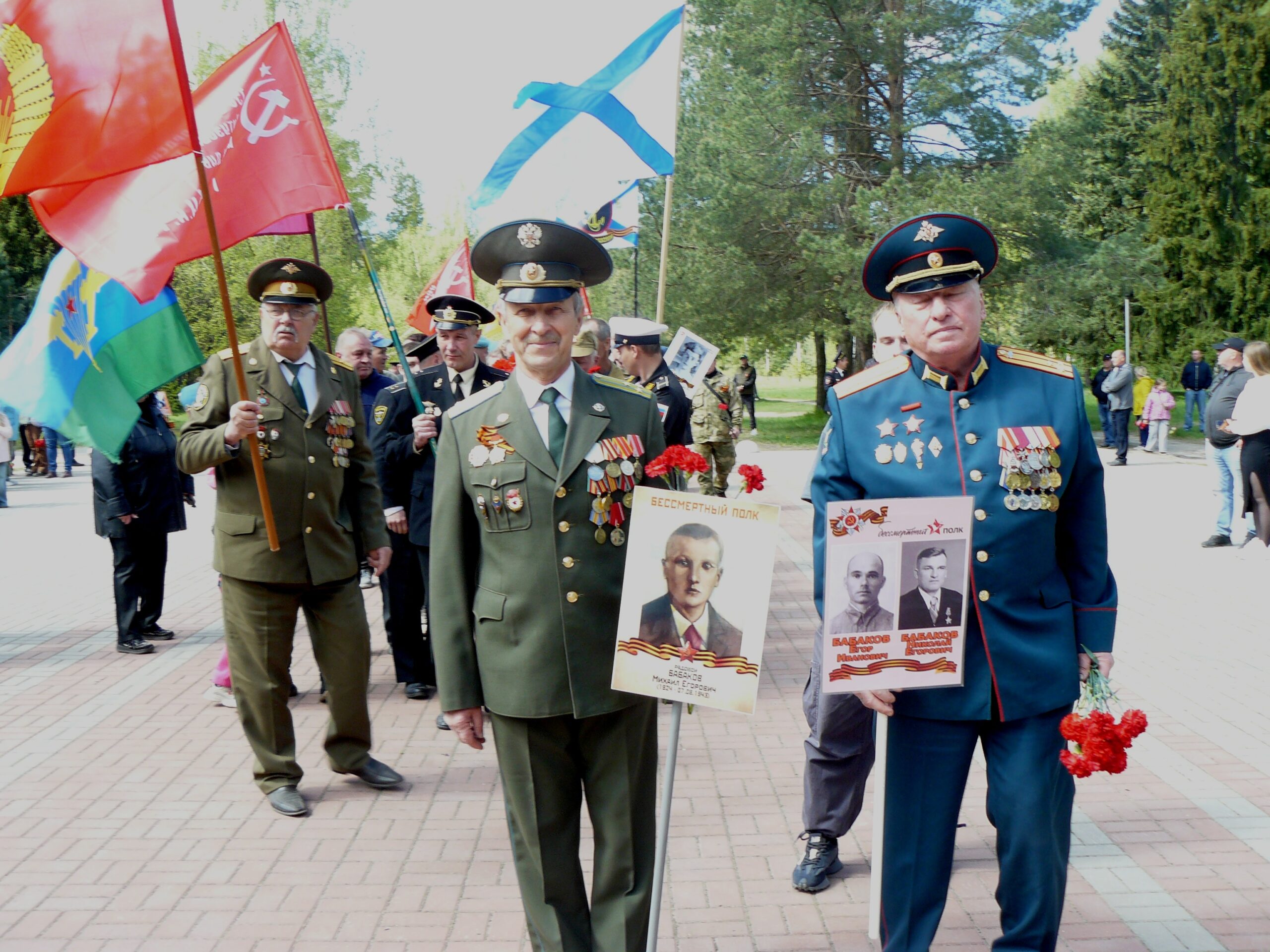На Дятьковском Мемориале Славы воинам, партизанам и подпольщикам прошла торжественная акция возложения цветов и венков  и митинг памяти