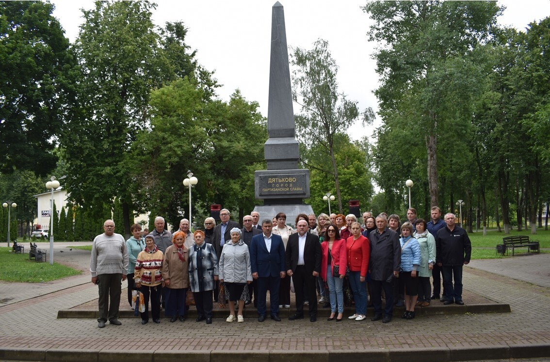 В сквере Партизанской Славы города Дятьково возложили цветы к Памятной стеле