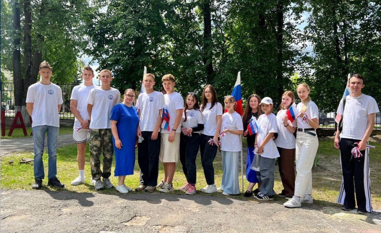 Волонтеры Ресурсного Центра по развитию добровольческого движения и общественных инициатив вручили жителям города Дятьково ленты-триколор и поздравили Днем России