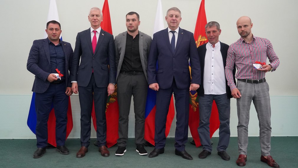 Брянским тренерам вручили ключи от квартир