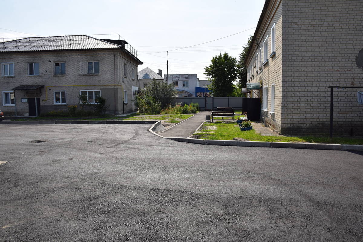 В поселке Климово благоустроили четыре двора
