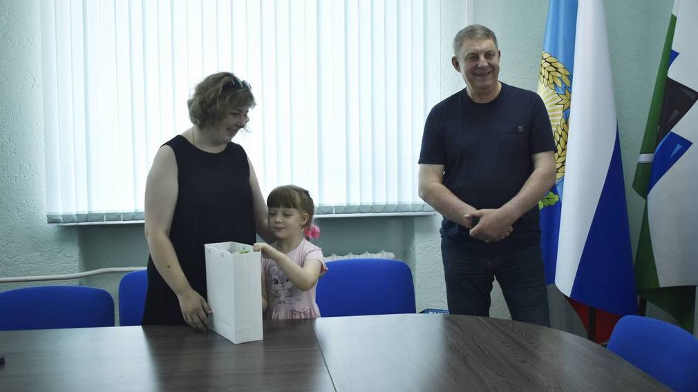 Брянская делегация встретилась в Брянке с девочкой Машей