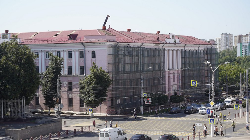 На площадке филиала Первого Московского государственного медицинского университета имени И.М. Сеченова  в здании учебного корпуса специалисты ведут кровельные работы