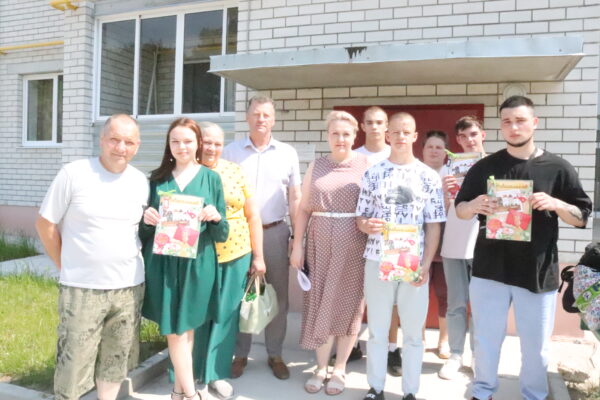 На Брянщине,  в городе Трубчевске вручили ключи от квартир детям сиротам