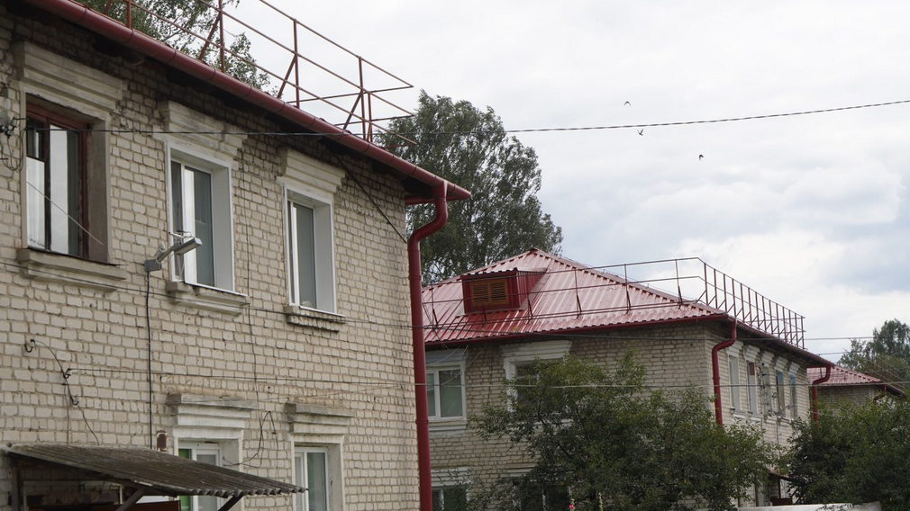 В брянских поселках Локоть и Погребы активно ремонтируют кровли жилых домов
