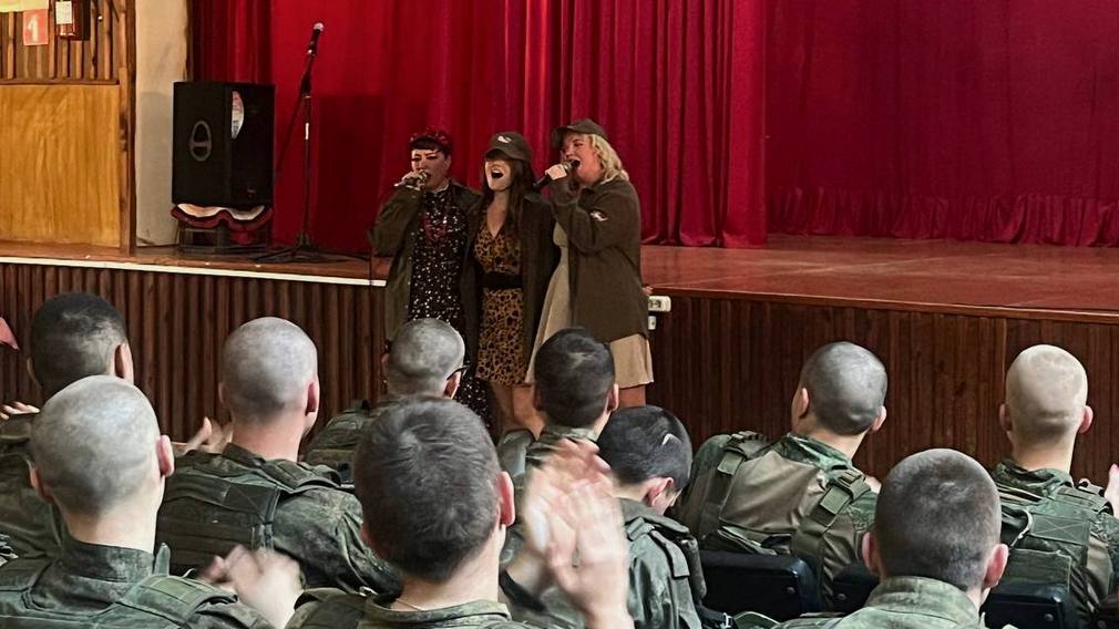 Брянские артистки дарят песни о любви к Родине бойцам спецоперации