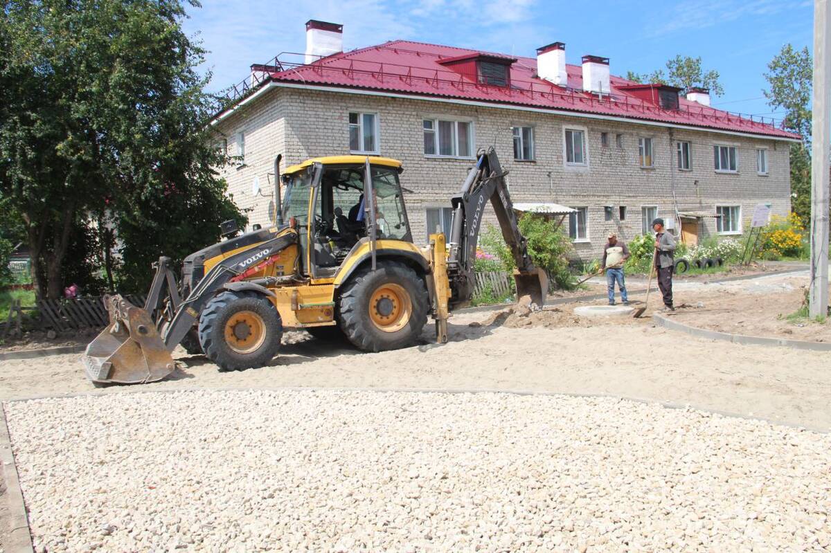 В п.Локоть благоустраивают большую дворовую территорию