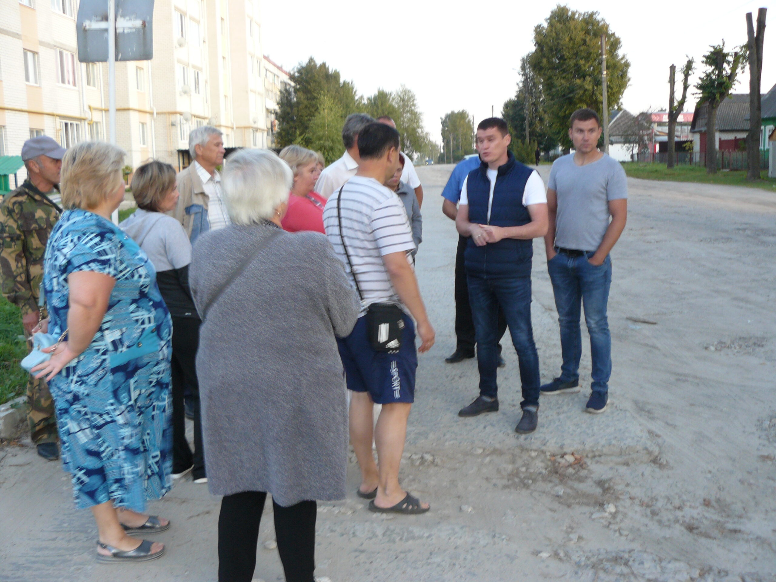 В городе Дятьково в 13 микрорайоне по улице Дмитрия Ульянова приступили к капремонту дороги