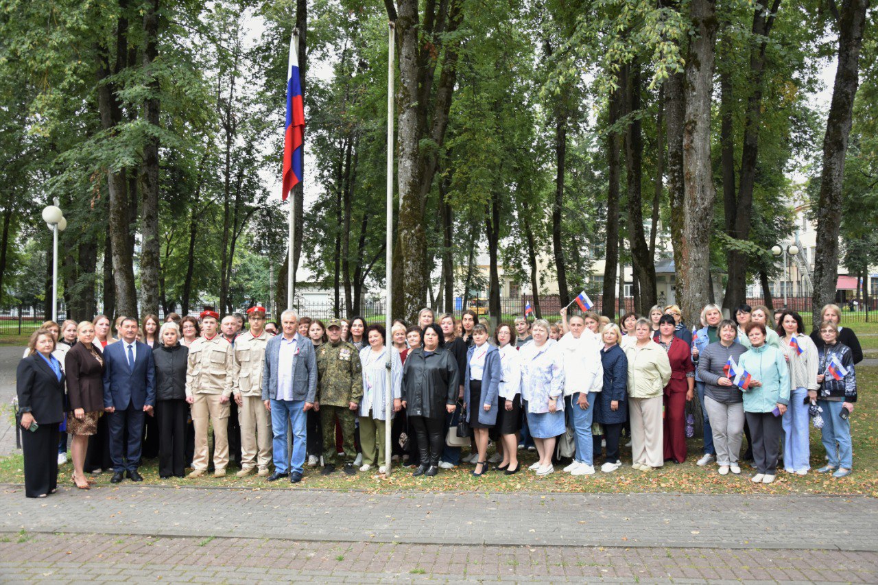 В городе Дятьково прошла торжественная церемония поднятия флага Российской Федерации