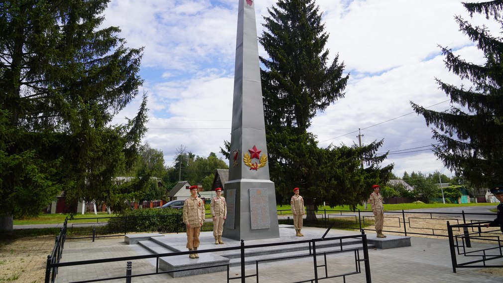 В брасовском поселке Локоть отреставрировали памятник комсомольцам и подпольщикам