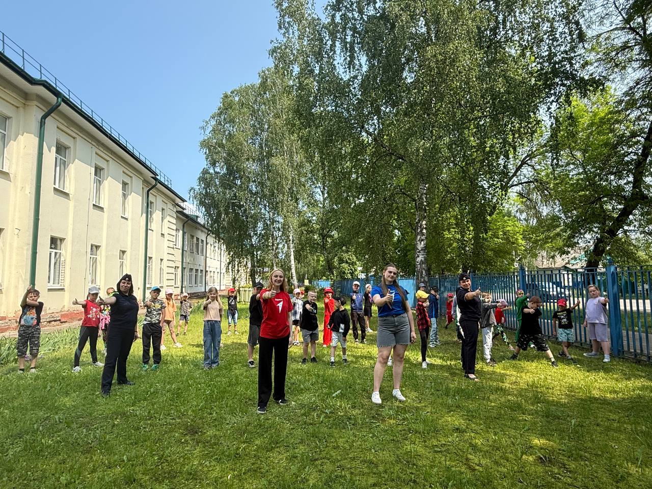 Зарядка со стражем порядка: транспортные полицейские Унечи провели для детей общероссийскую акцию
