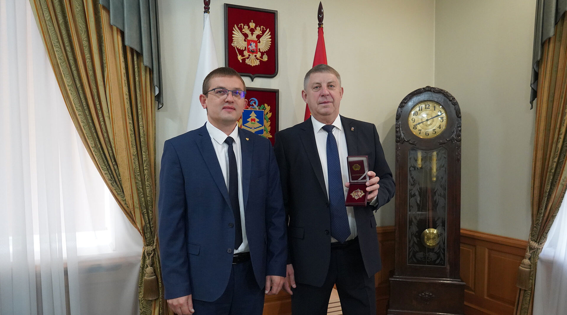 Губернатор Брянской области награжден Почетным знаком «От благодарного народа ЛНР»