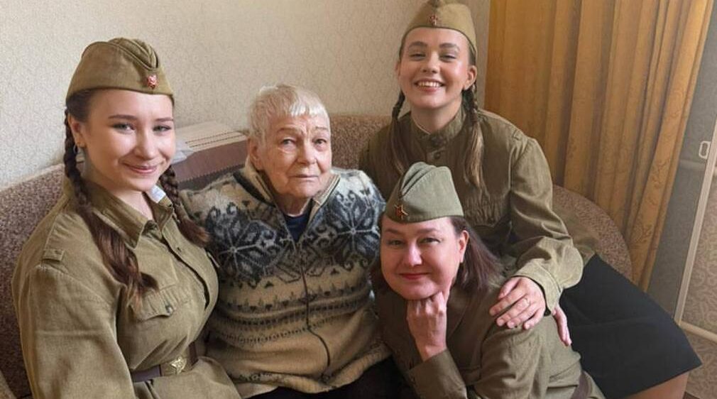 Брянские актеры облдрамтеатра поздравили участников войны с Днем освобождения
