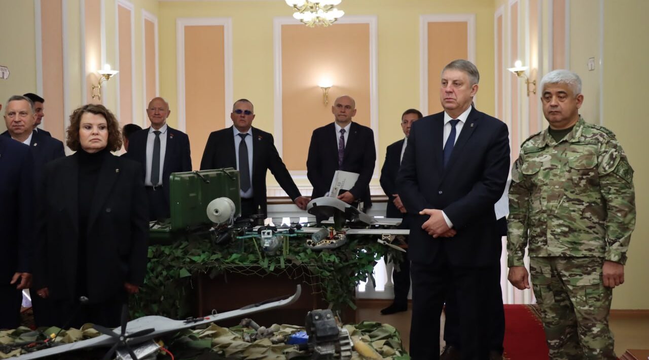 Командующий Ленинградским военным округом посетил выставку в Брянской облдуме
