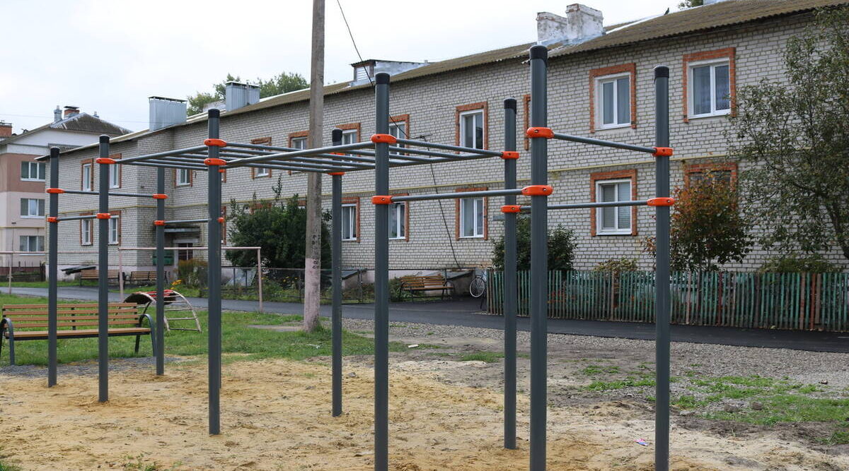 В Комаричах появилась современная детская площадка
