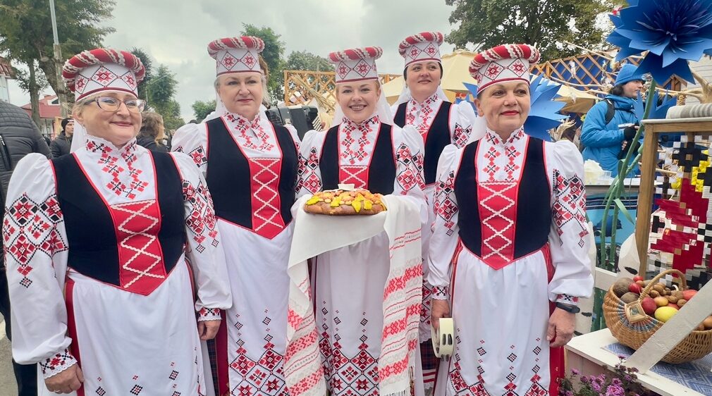 На Гомельщине проходит традиционный фестиваль – ярмарка «Дожинки – 2025