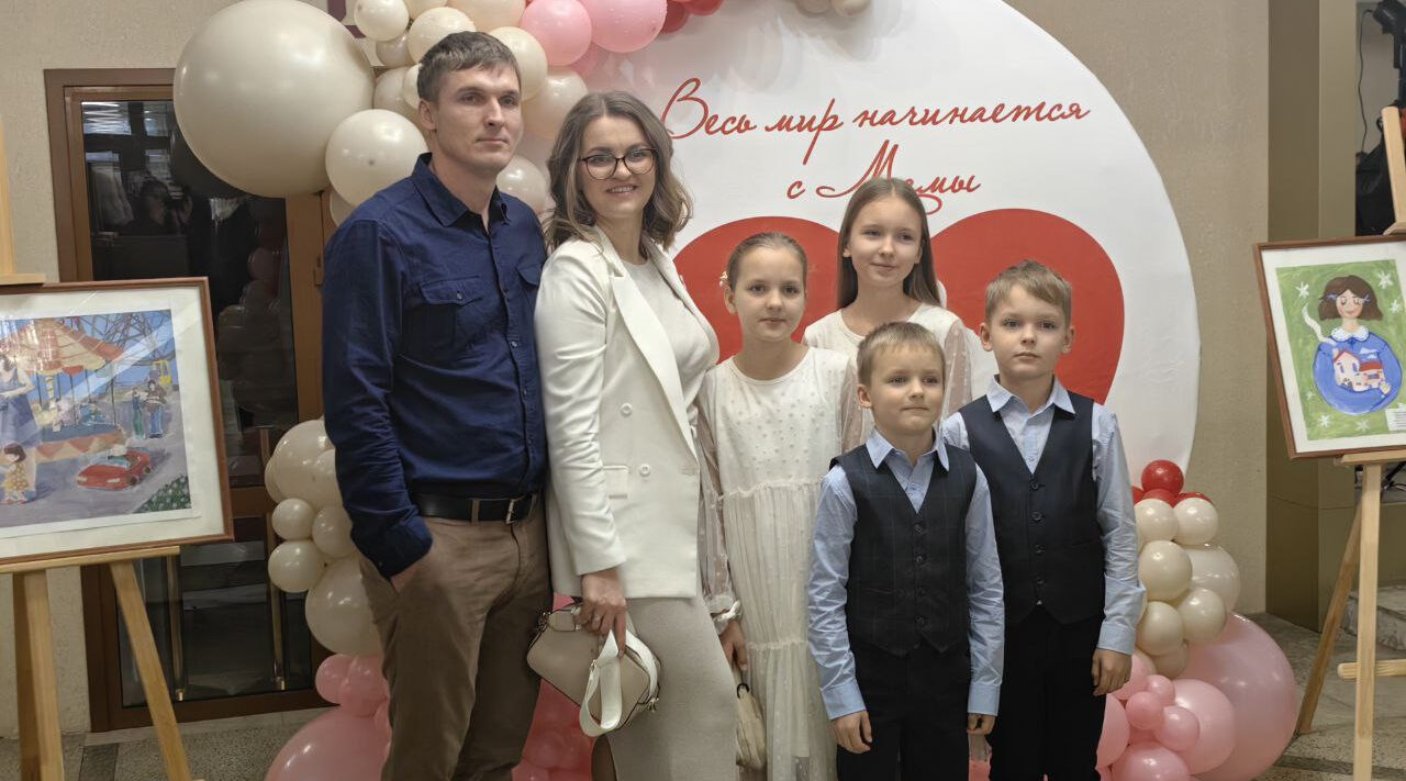 В Брянске проходит торжественное мероприятие «Руки матери»