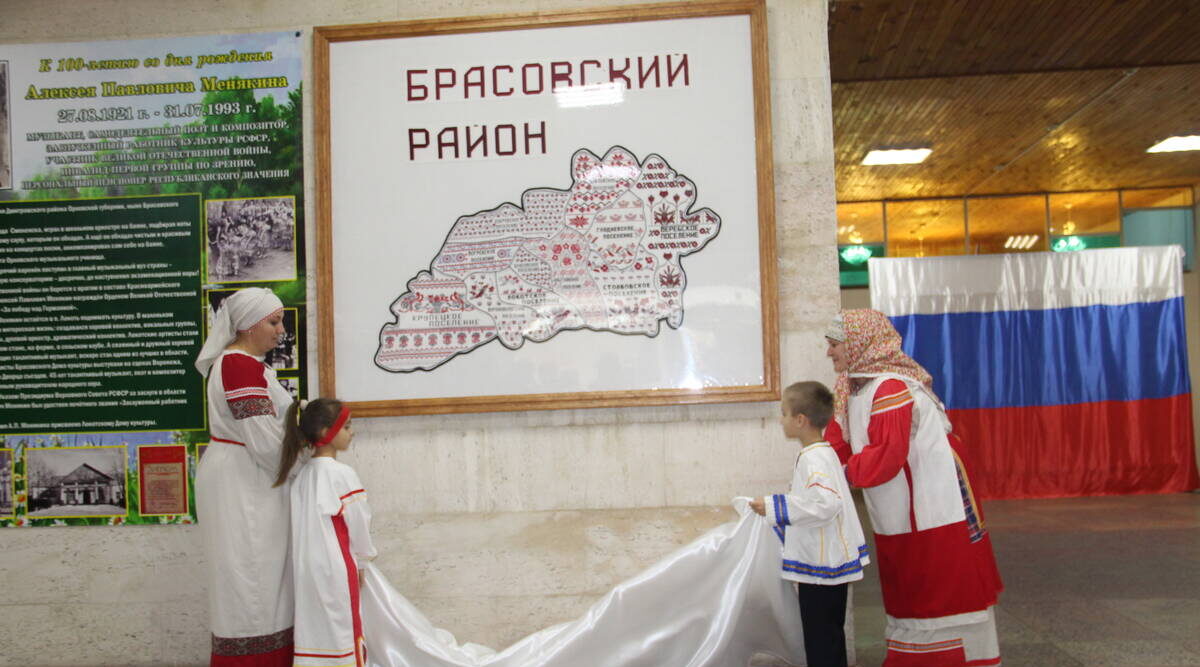 В Брасовском районе прошла презентация вышитой карты