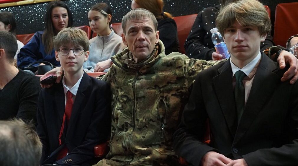 Детям бойцов СВО передали билеты в цирк