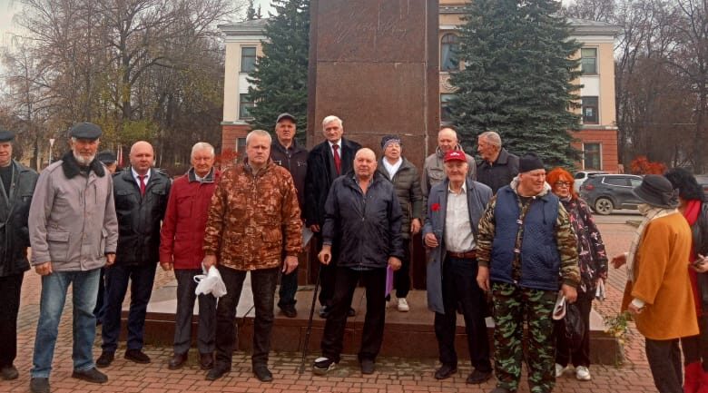 На площади имени Ленина в Дятькове прошел митинг и возложение цветов