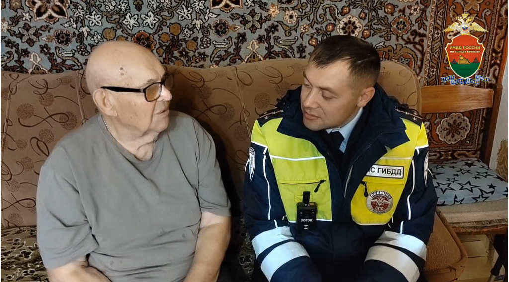 Брянские полицейские поздравили ветерана МВД с профессиональным праздником Николая Китрюхина