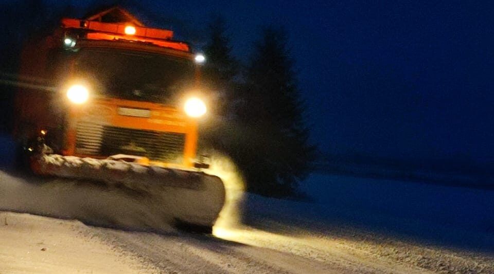 Очистка и обработка автодорог в Брянской области ведется круглосуточно