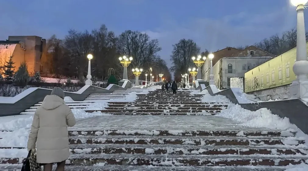 В Брянске в усиленном режиме убирают снег