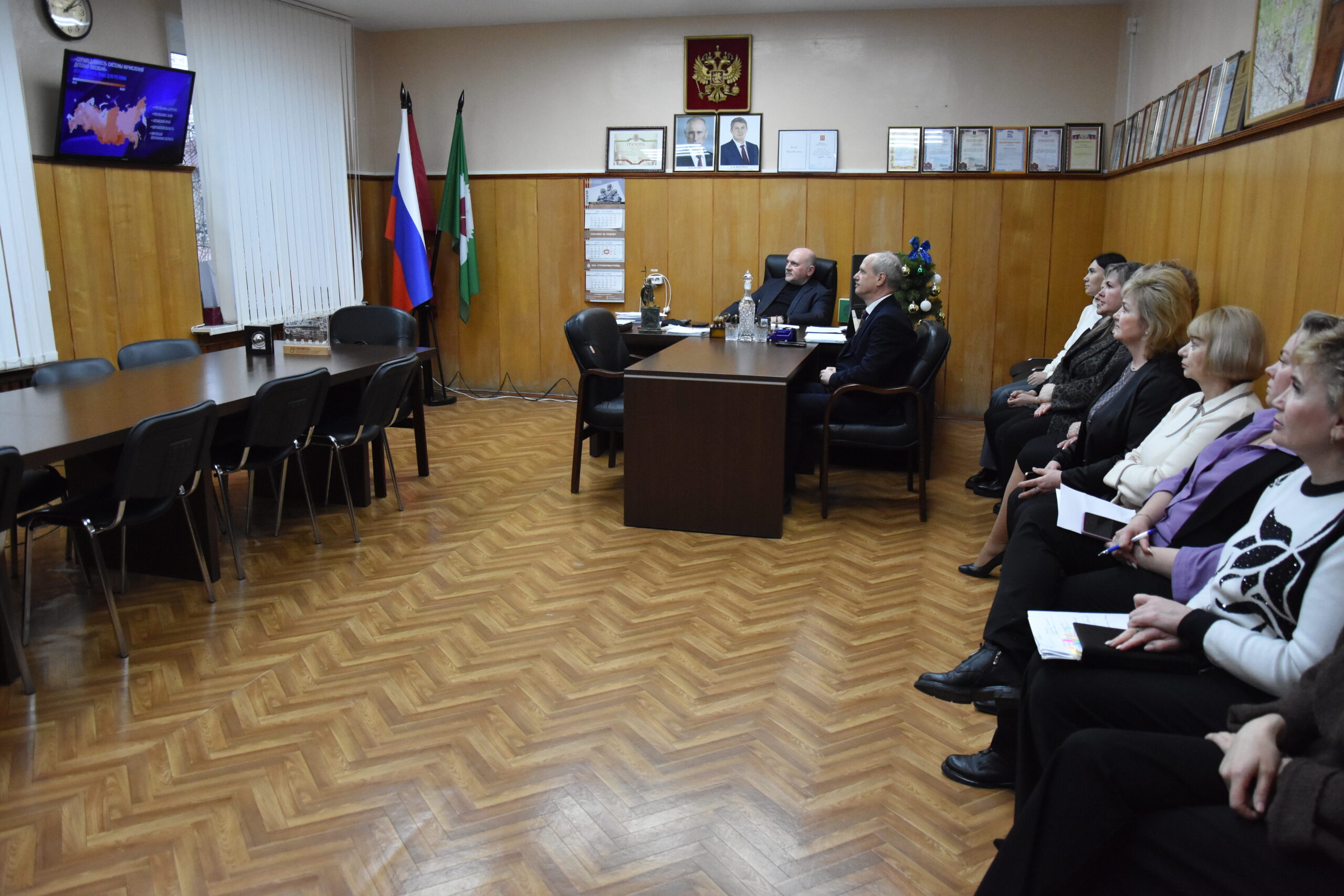 Глава администрации Дятьковского района смотрит «Итоги года с Владимиром Путиным»