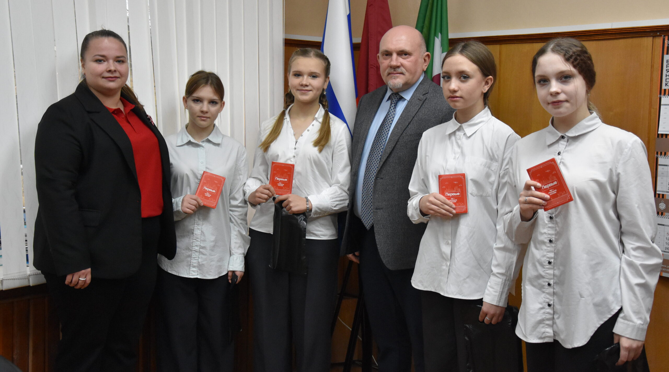 Юным дятьковцам торжественно вручили паспорта гражданина РФ