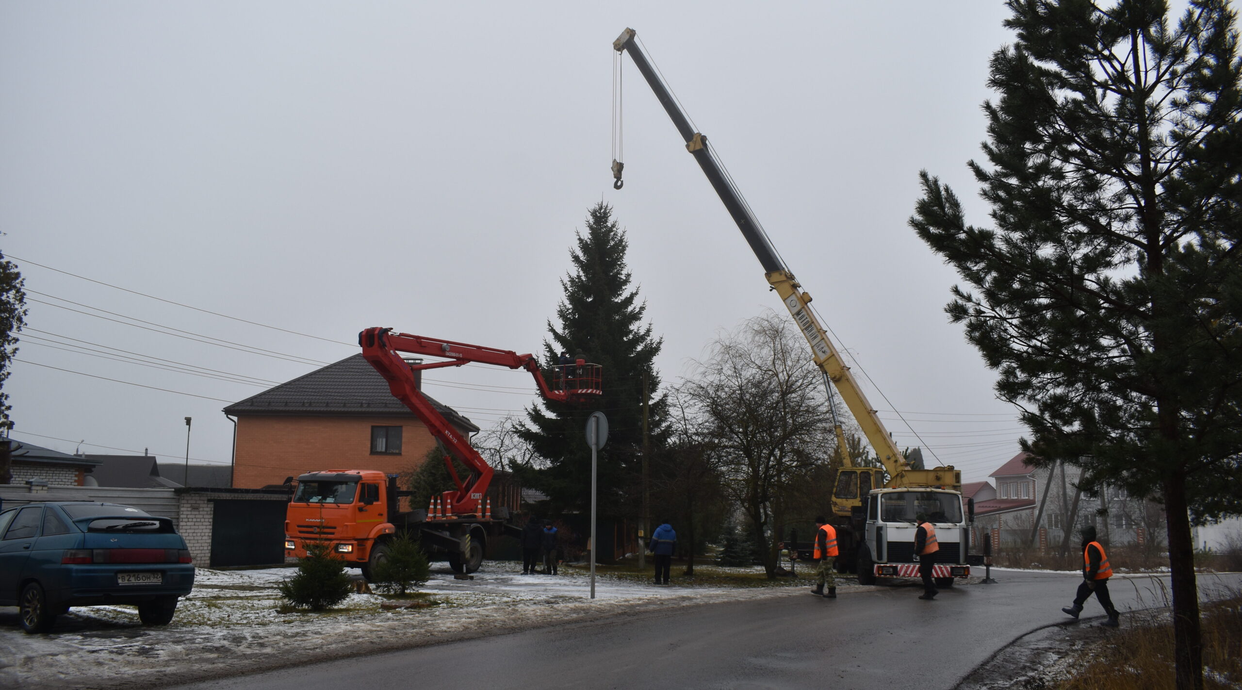 Дятьковцев скоро порадует ёлка на площади Ленина