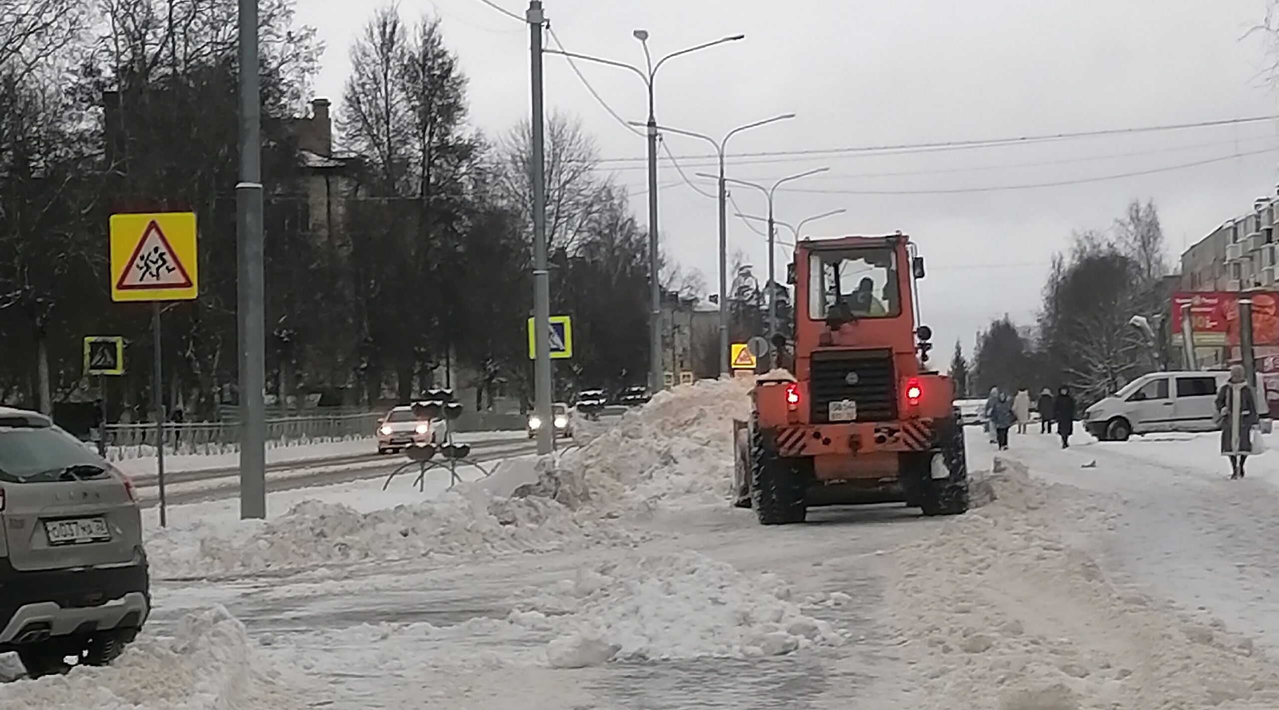 В Дятьковском районе проходит уборка снега
