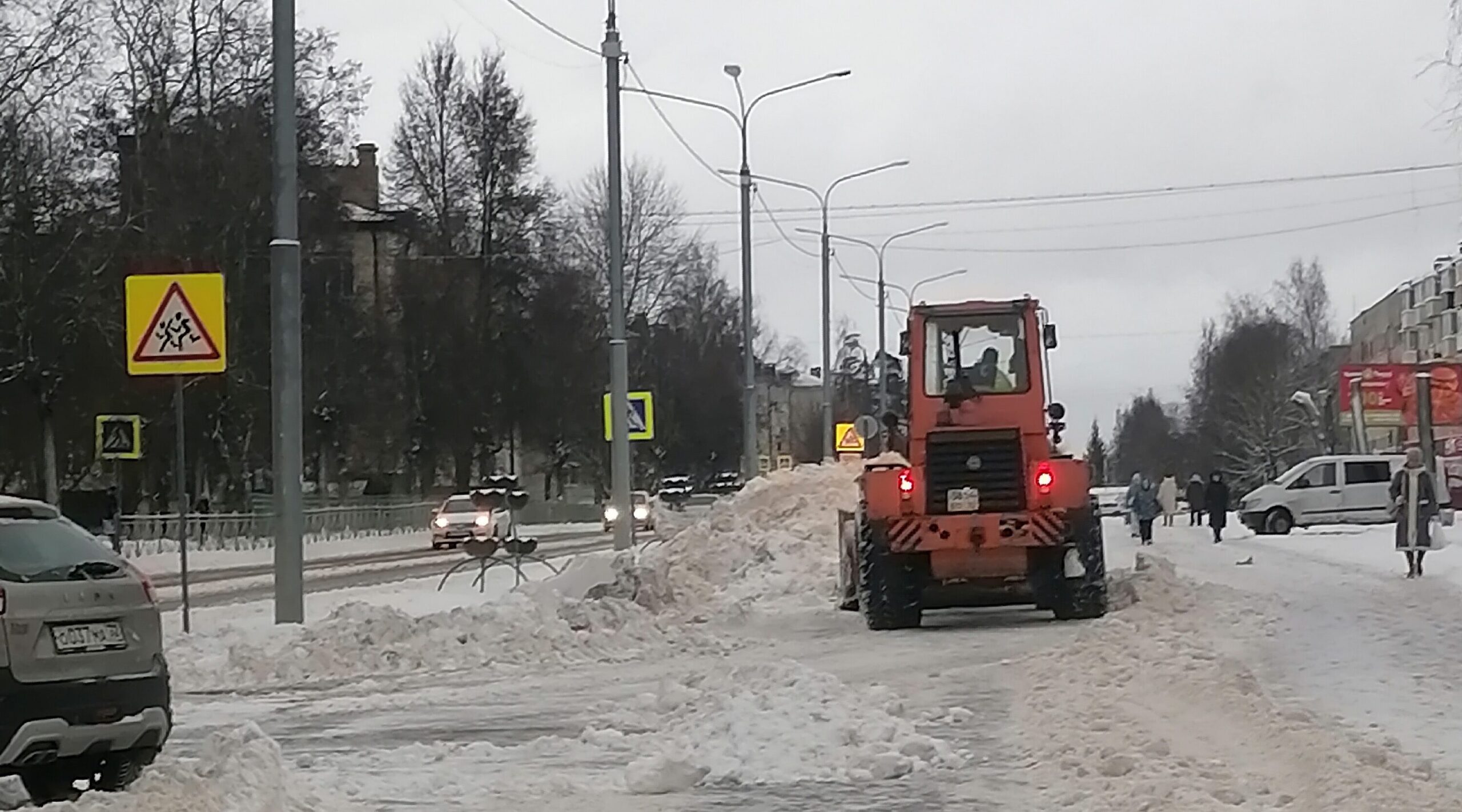 Продолжается уборка снега в Дятьковском районе