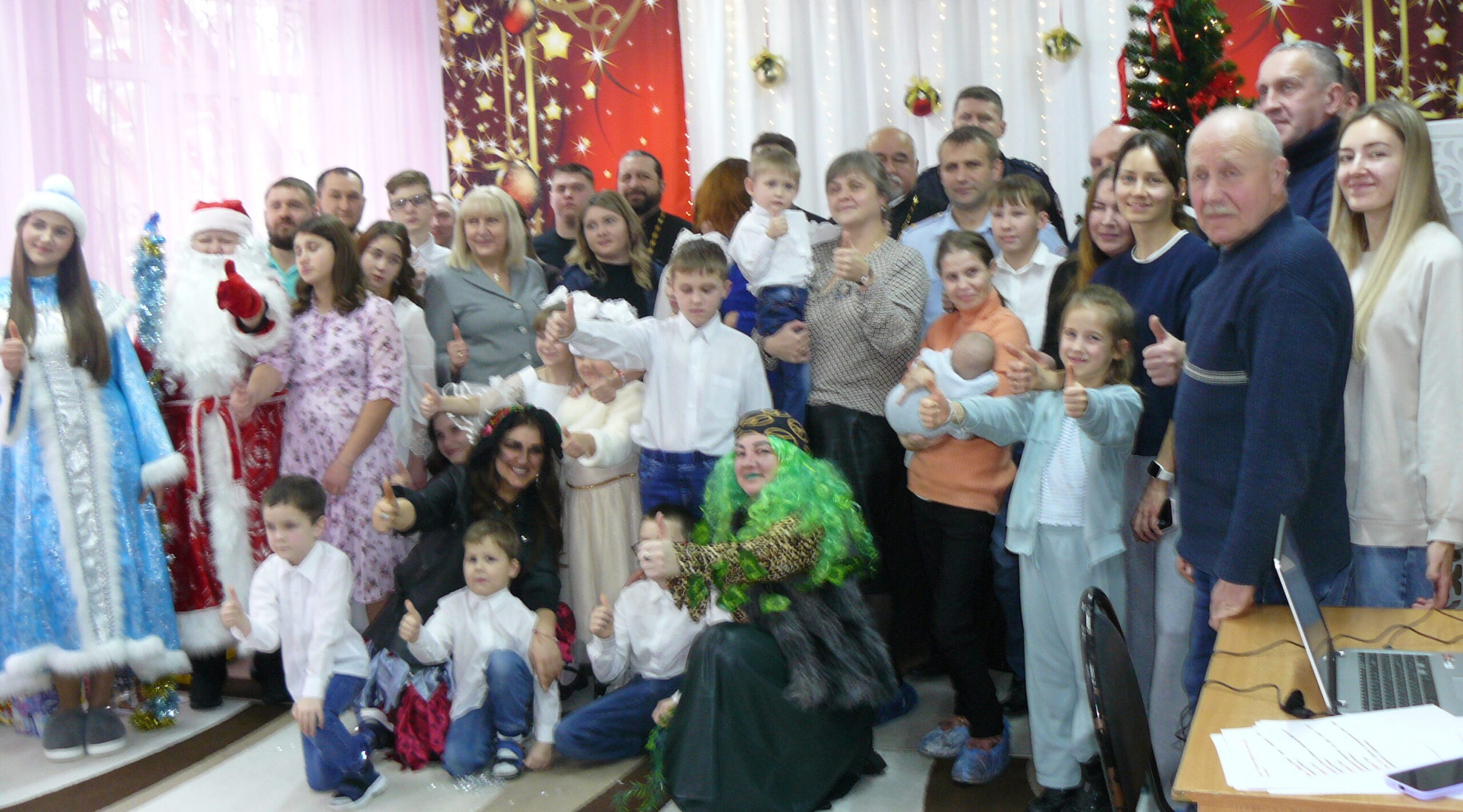 Дятьковский Центр помощи семье и детям зажёг огни на Новогодней ёлке