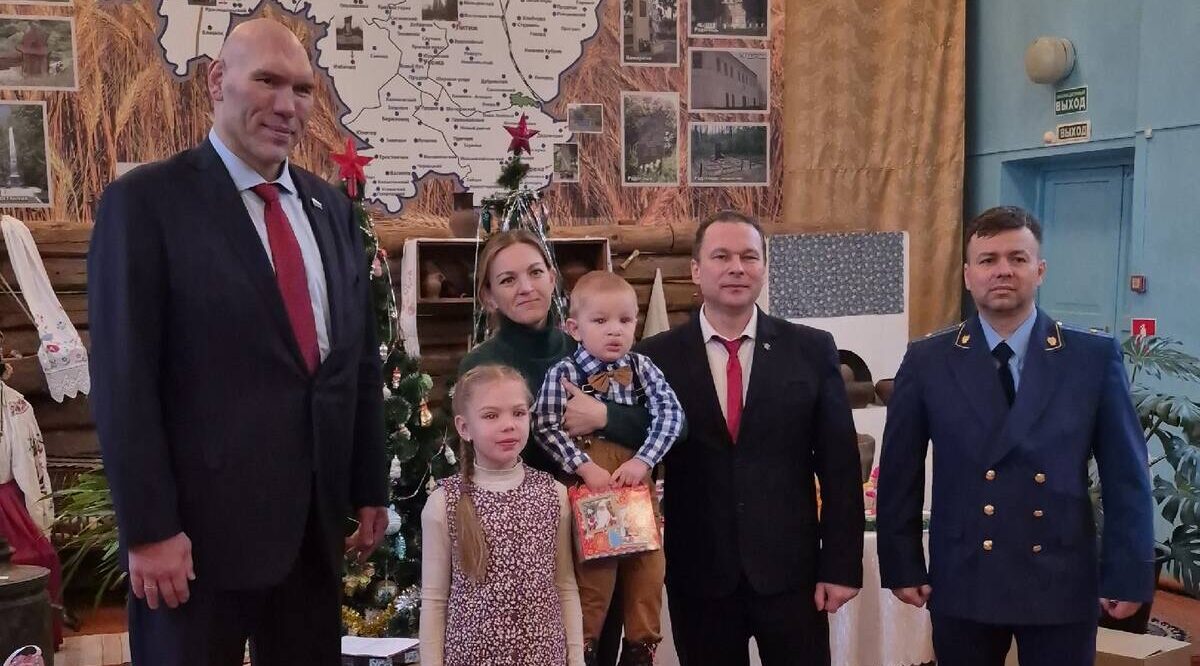 В Комаричском районе детей поздравил Николай Валуев