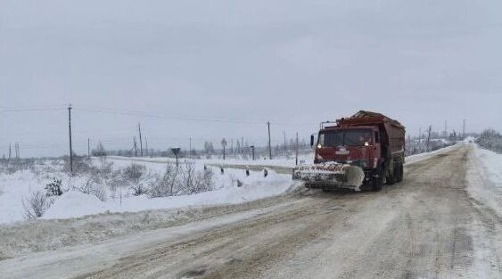 Расчистка и обработка автодорог Брянской области идет круглосуточно